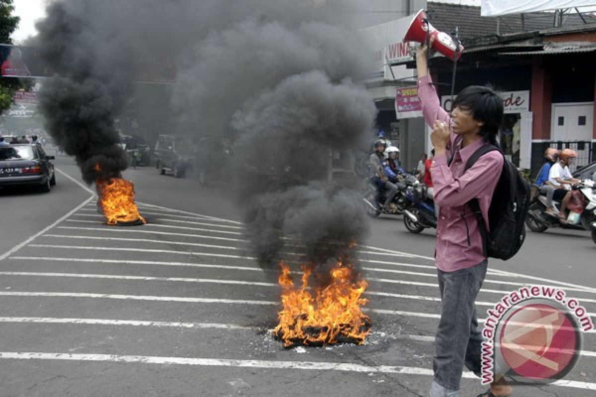 Police detain three students protesting fuel price hike