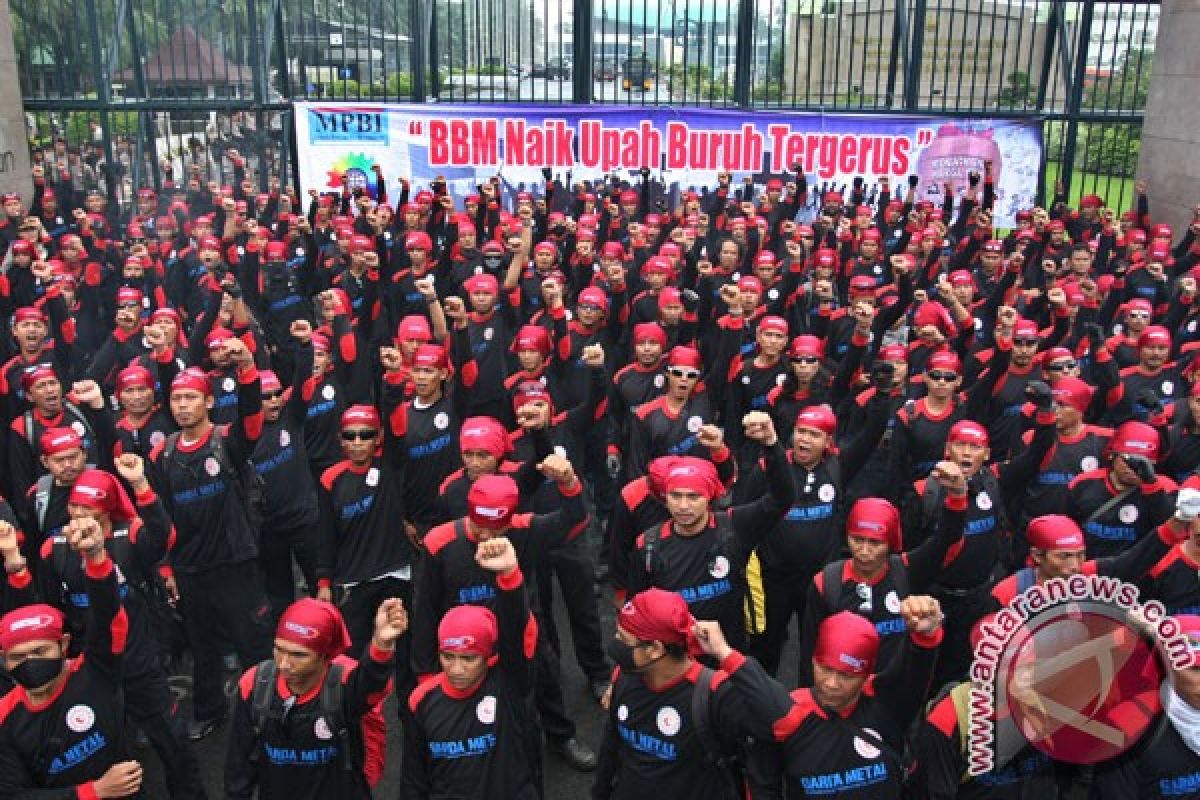 Buruh tuntut kenaikan upah tahun 2014