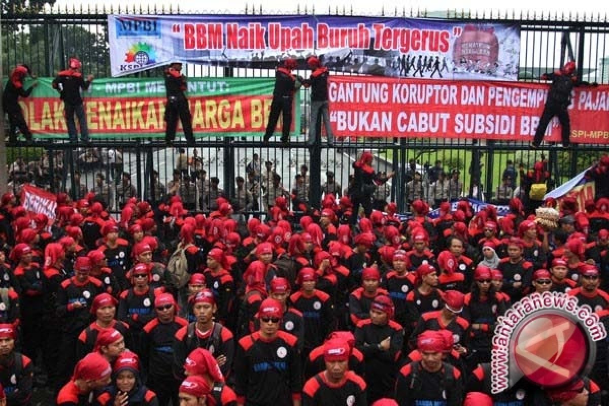  Buruh Tuntut Kenaikan Upah Tahun 2014