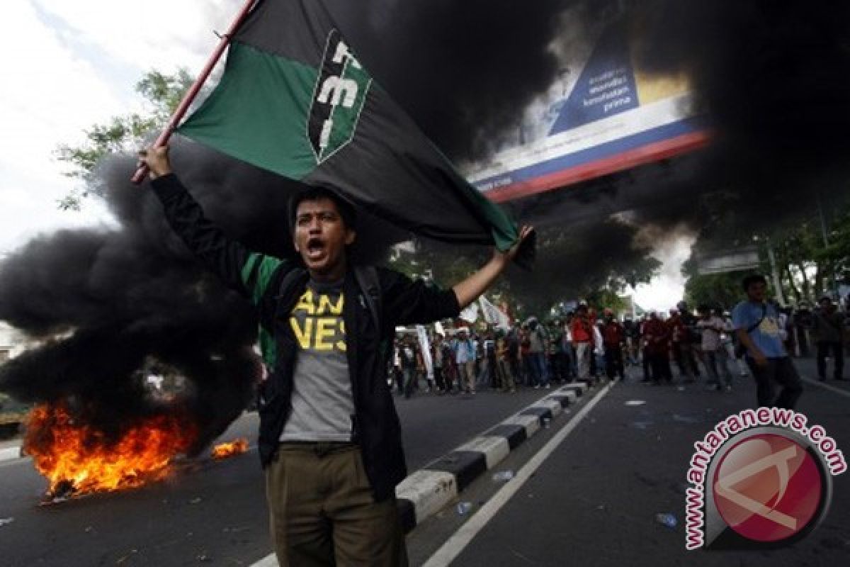 Demonstran tutup jalan ke Bandara Polonia Medan