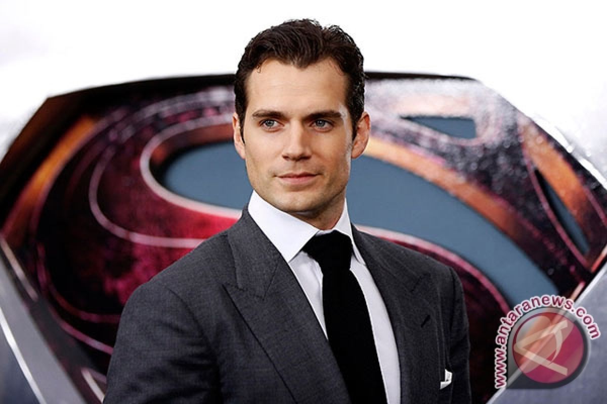 Henry Cavill segera berakting sebagai Sherlock Holmes