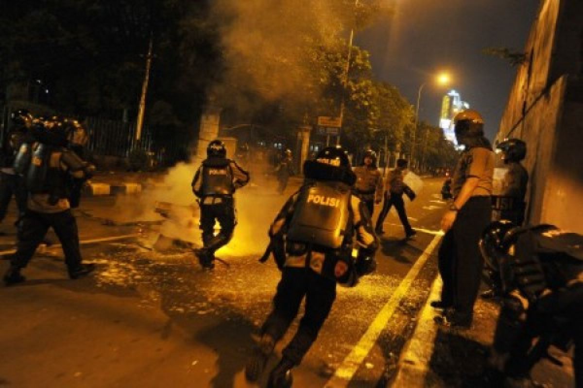 Polisi tembakkan gas air mata, demonstran lari arah Slipi