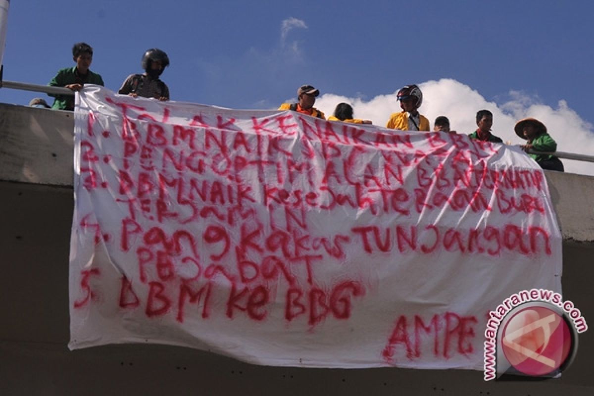 Massa di Palembang demo tolak kenaikan BBM