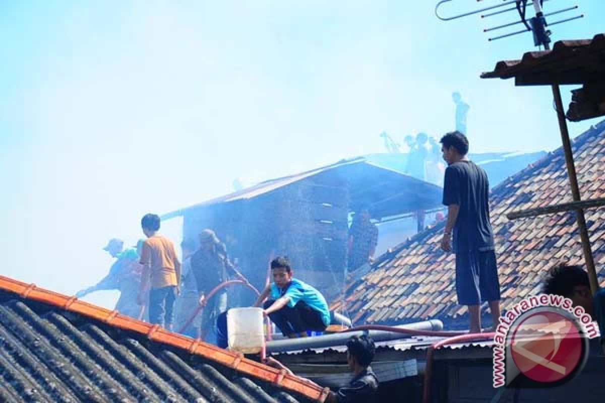 Kebakaran di pemukiman Seberang Ulu Palembang 