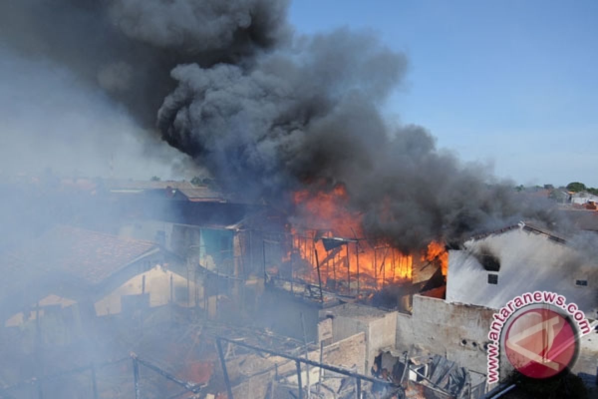 Rumah warga sebelah kantor KPU Sumsel terbakar