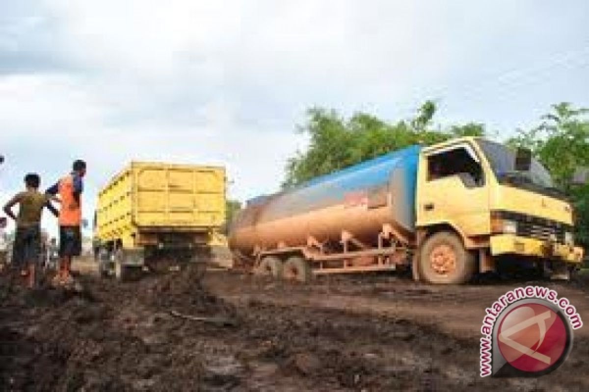 Truk Sawit Turut Andil Percepat Kerusakan Jalan 