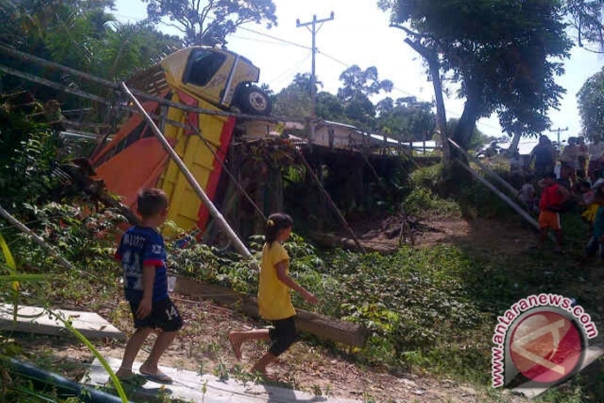 Truk Bawa Pupuk Robohkan Jembatan Sungai Ayak I