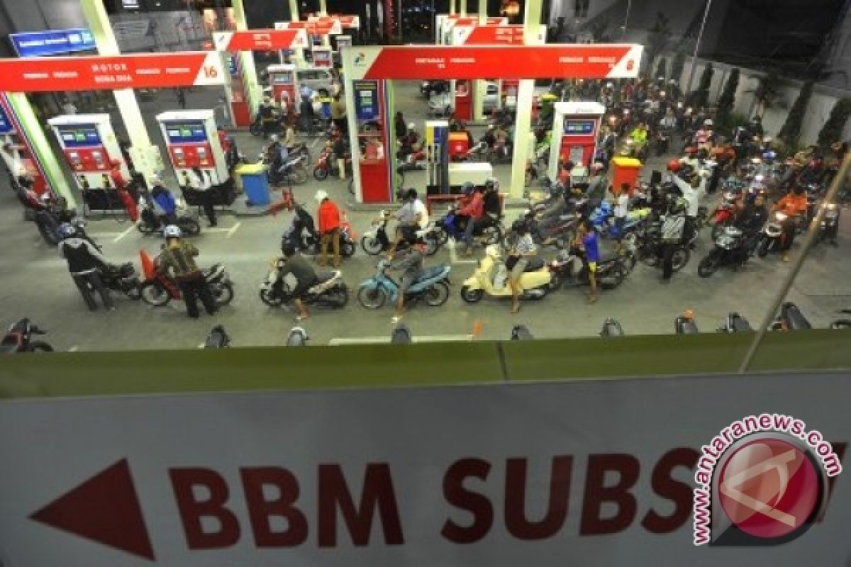 Harga Premium Naik Rp200 Mulai 1 Maret