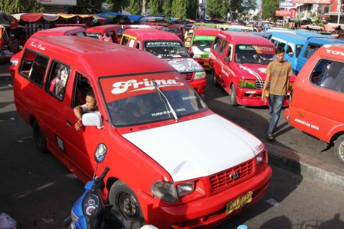 Sawahlunto Kampanyekan Gerakan Sehari Naik Angkot