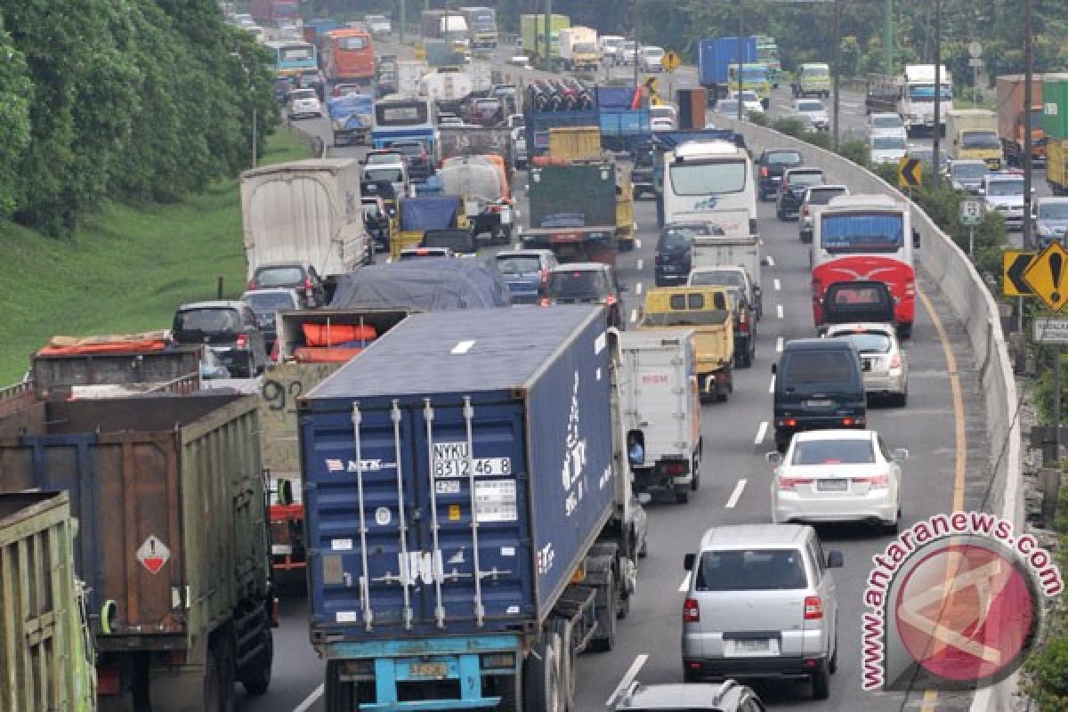 Jalan tol Bekasi-Jakarta macet total