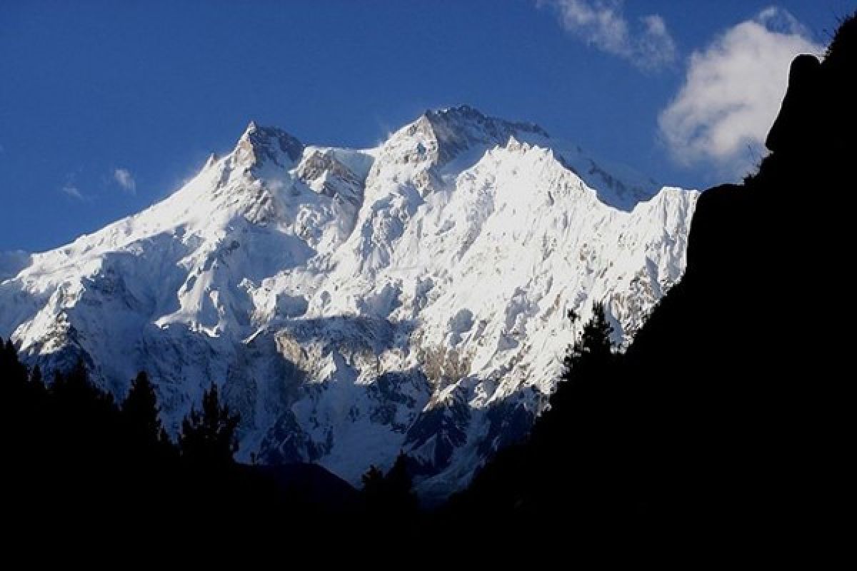 Sir Edmund Hillary diabdikan di Himalaya