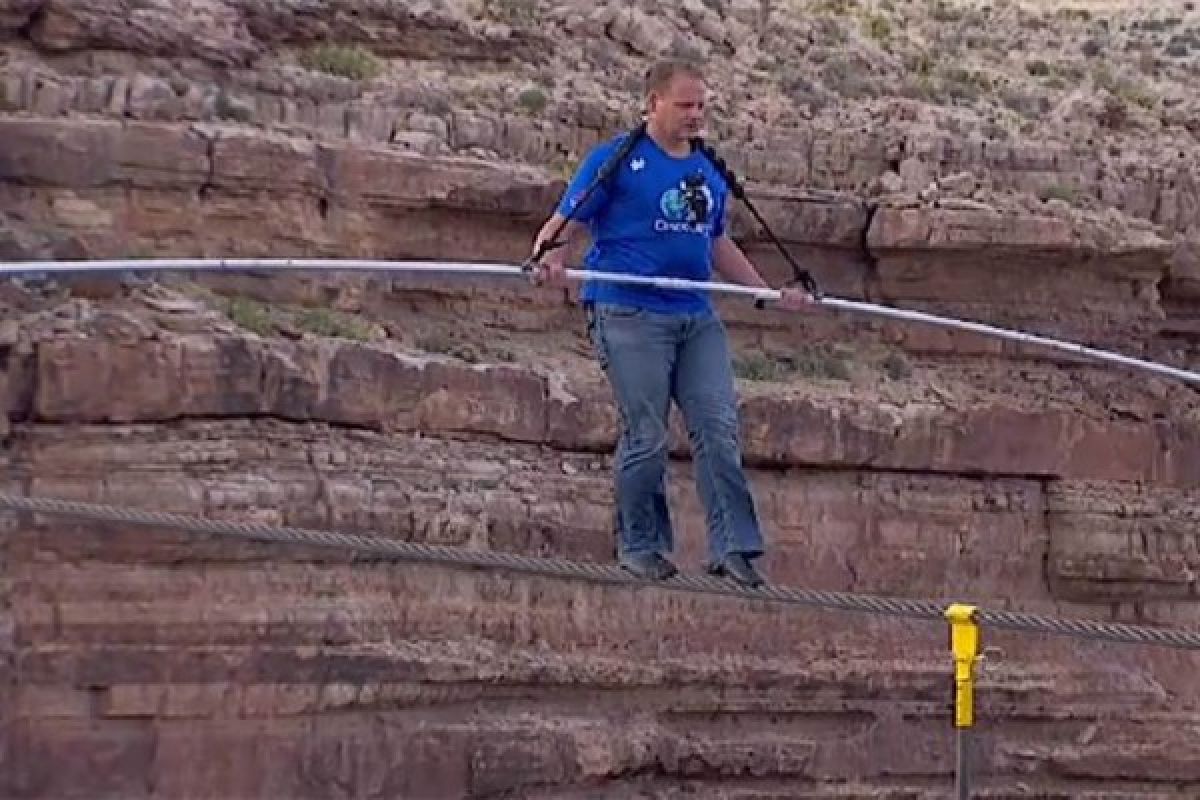Daredevil Nik Wallenda completes high-wire walk across Grand Canyon