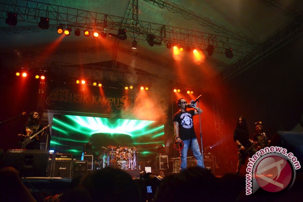 Jamrud Tutup Musik Kampus 2013 di Pontianak