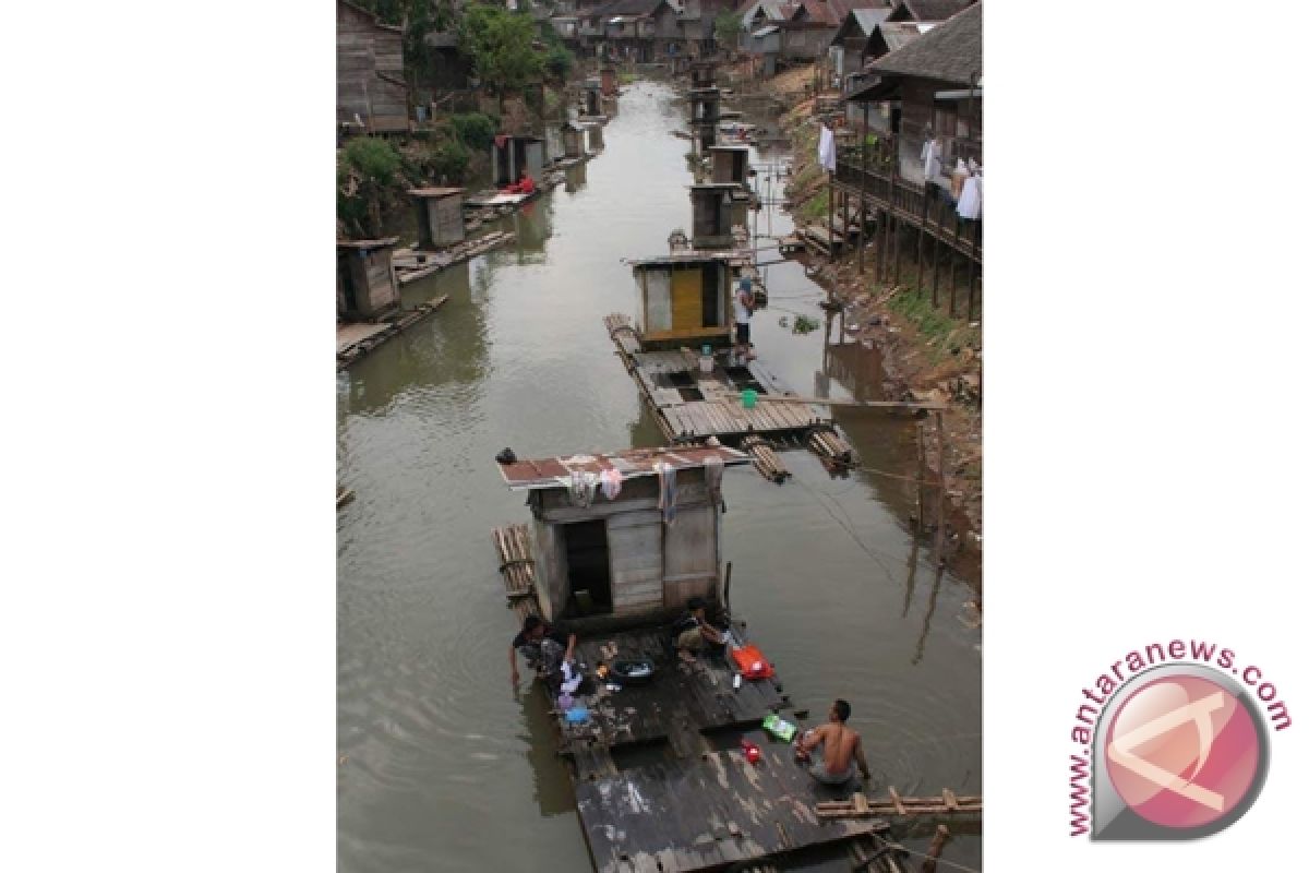 Banjar Regent Dismantles Floating Latrine