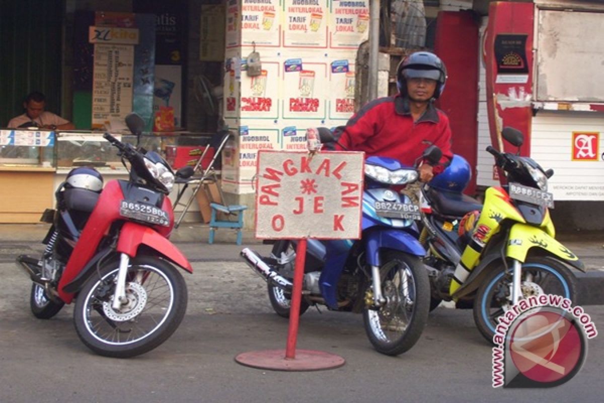 Pengemudi ojek kena imbas imbauan pemerintah agar warga kurangi bepergian