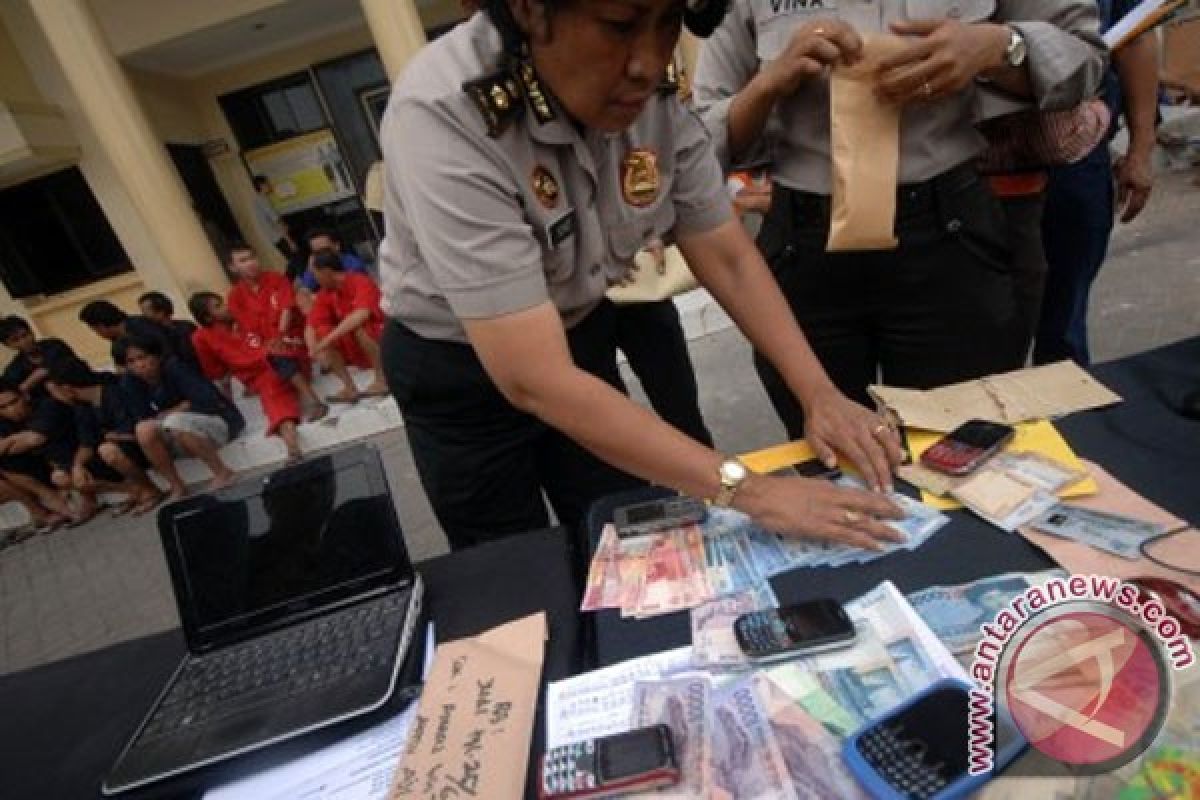 Polisi gerebek enam sopir angkot saat judi