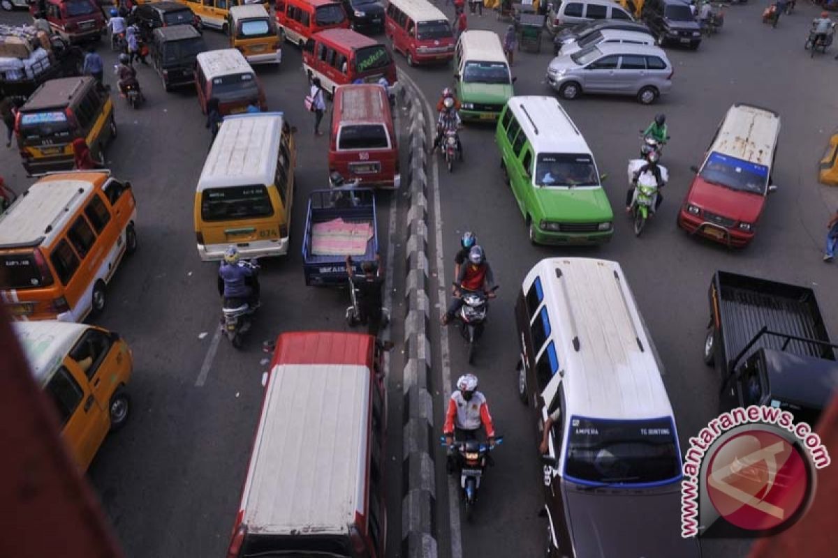 Arus lalu lintas Sumbar-Riau padat merayap