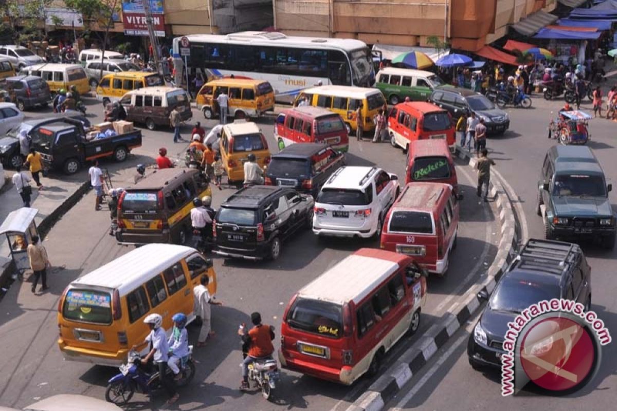 Ongkos angkot di Palembang turun Rp300