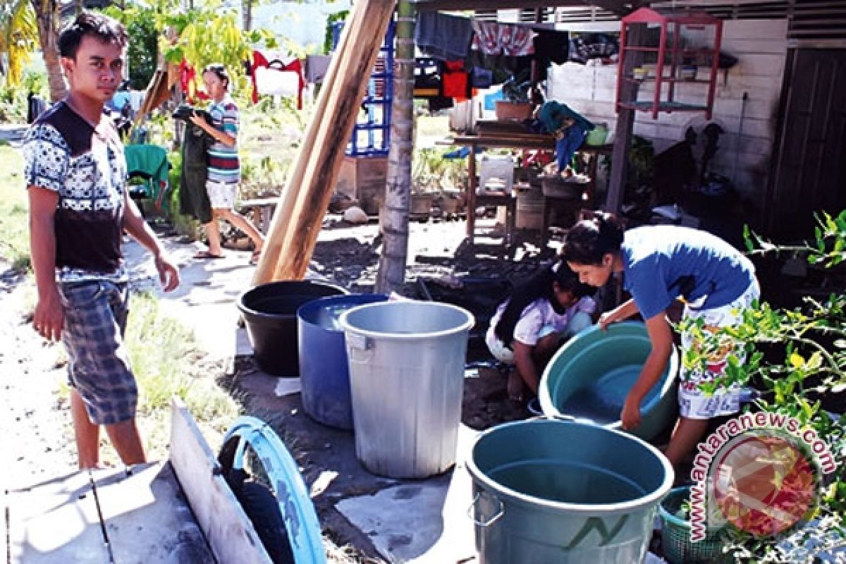 Duh.... Air PDAM Mati, Warga Terpaksa Beli Air Bersih Dari Pedagang Keliling