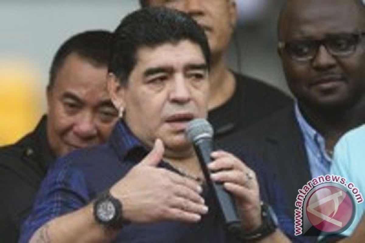 Maradona latih ratusan anak di Surabaya