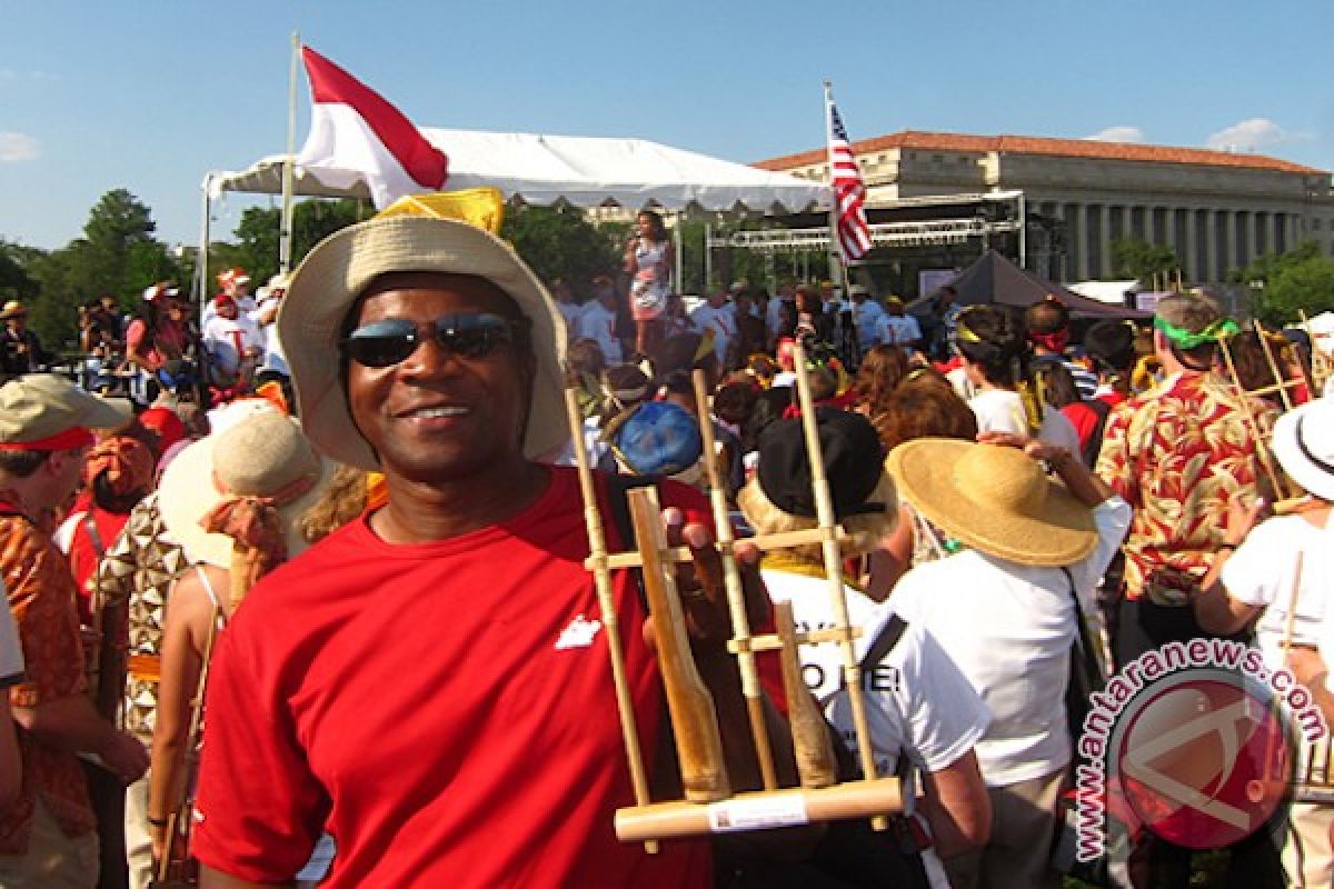 6.000 warga China bermain angklung bersama