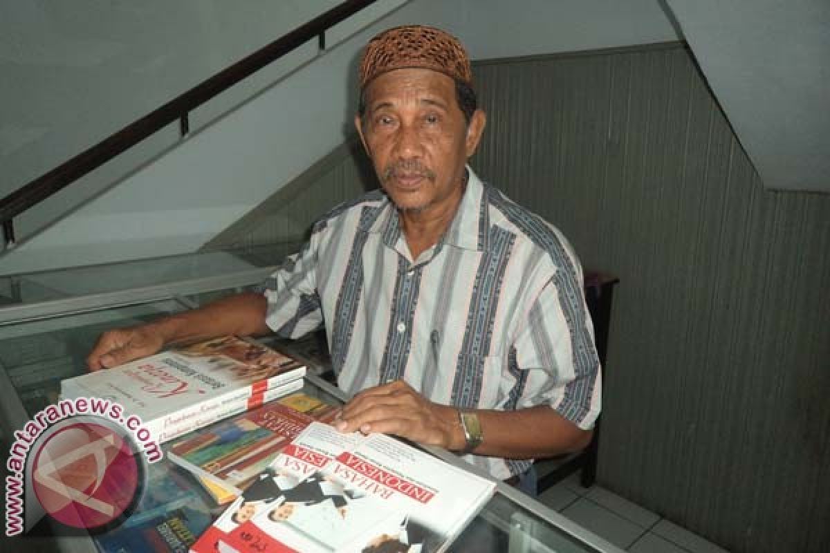 Drs. H.Haya Camadong : Menjual Buku Menolong Mahasiswa PPs UNM   
