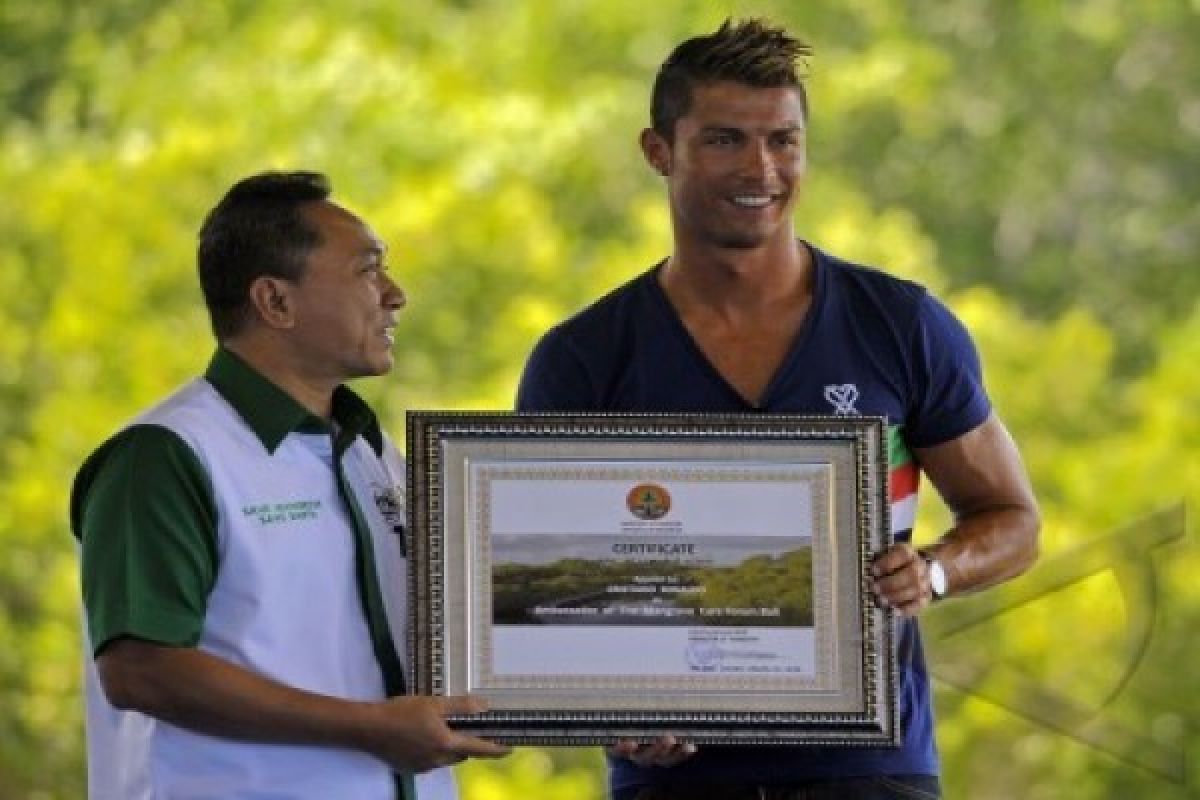 Menhut: Ronaldo "Jatuh Cinta" Dengan Tanaman Bakau