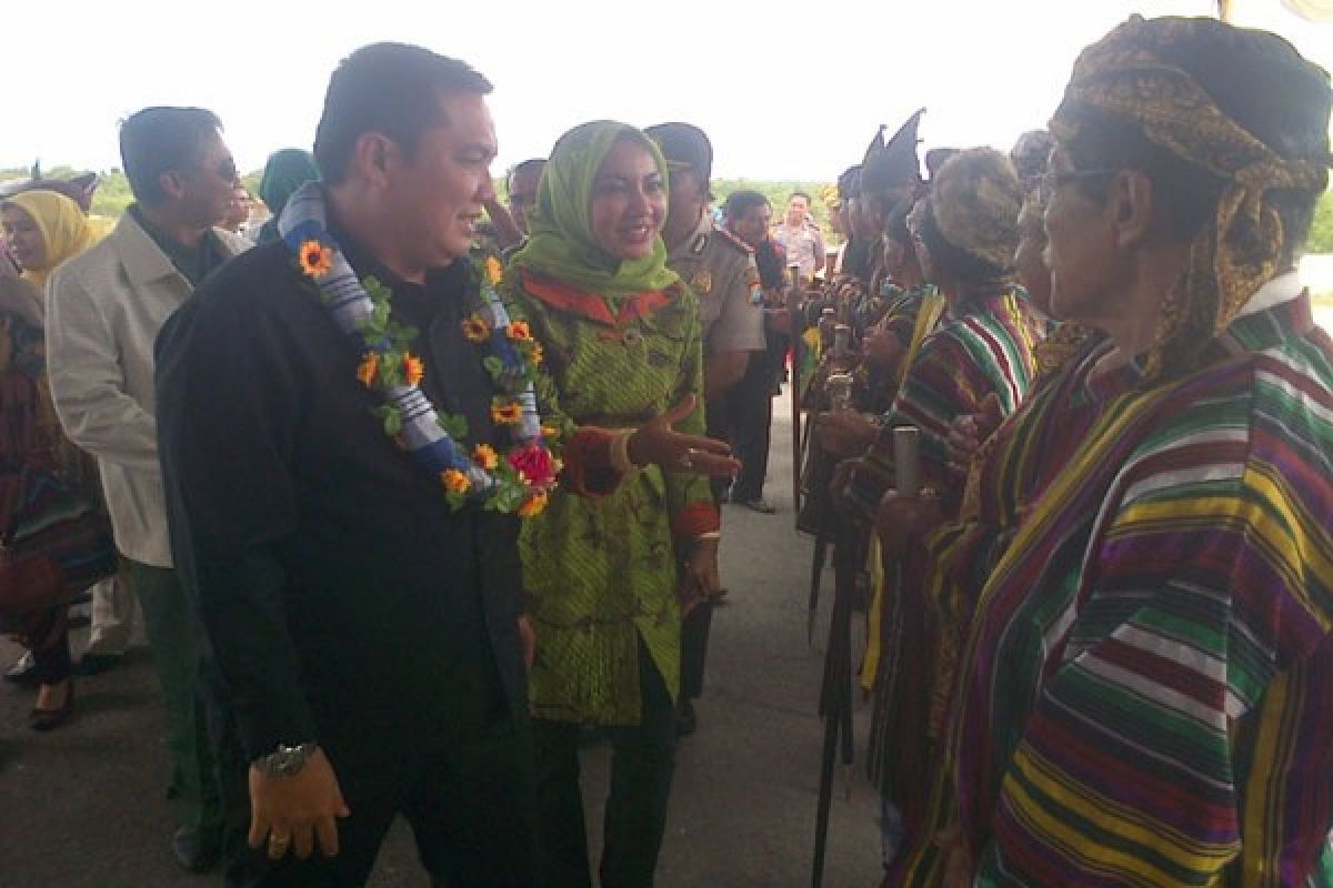 Menteri PDT Disambut Tokoh Adat Di Wakatobi