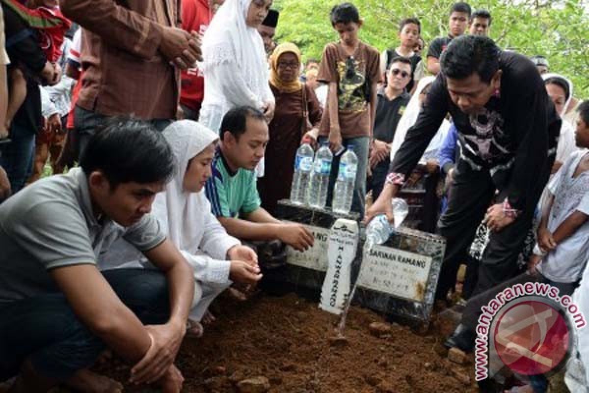 ANWAR RAMANG MENINGGAL