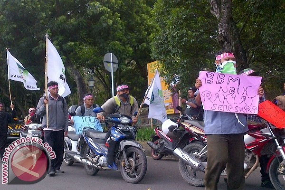 Tolak Kenaikan BBM, Mahasiswa Bali Demo Dorong Motor