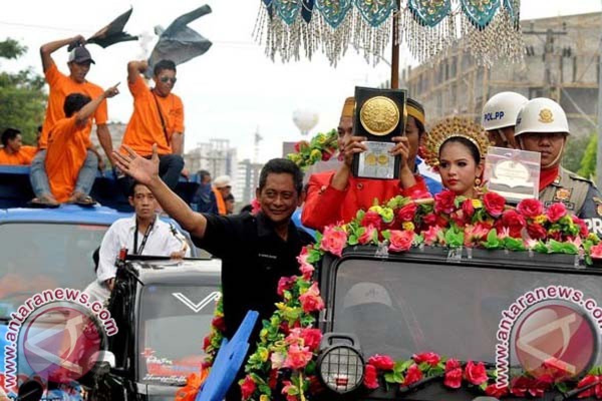 Piala Adipura Diarak Keliling Makassar