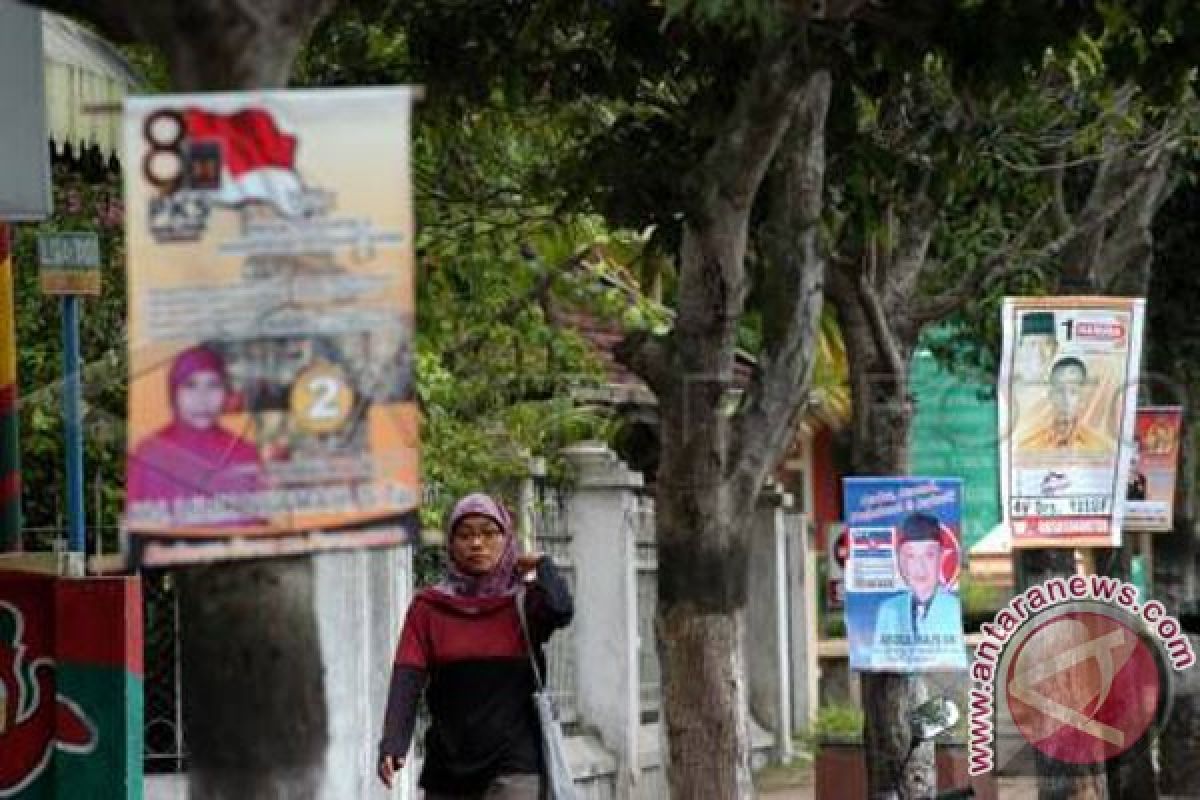 Alat peraga kampanye banyak dipasang sembarangan di Karawang