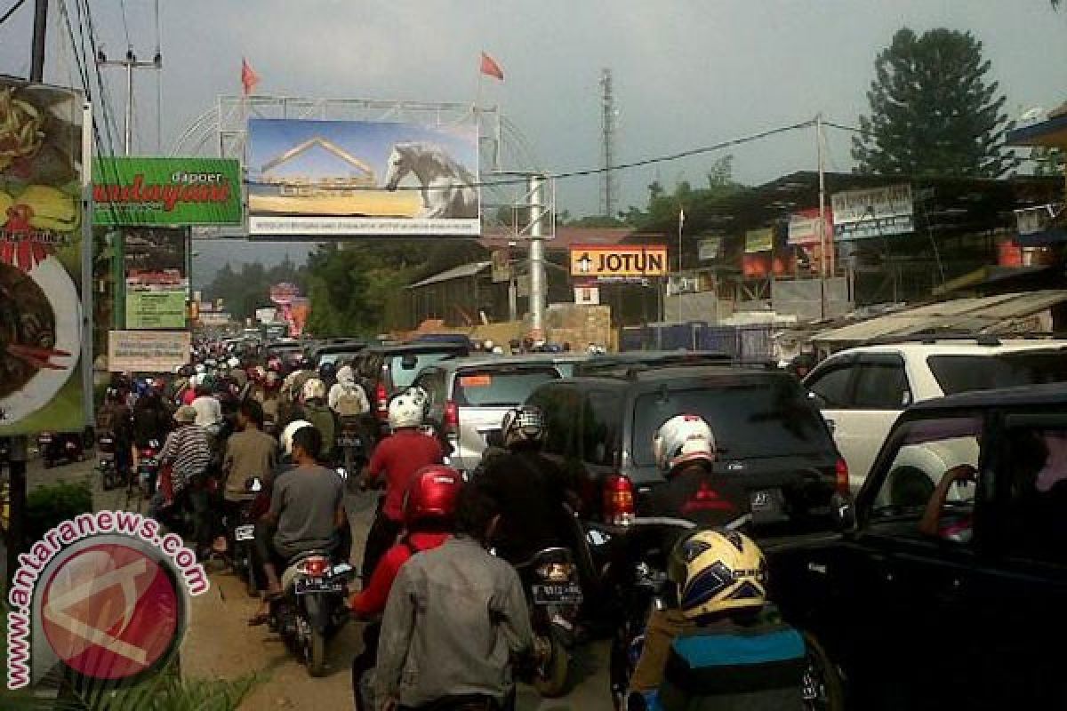 Arus lalu lintas Puncak cukup padat