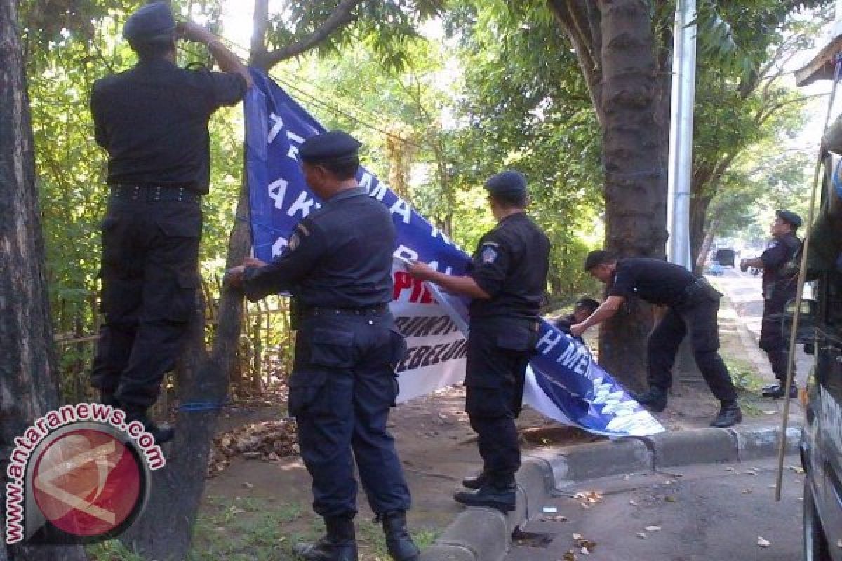 Satpol PP Turunkan Spanduk Bermuatan Politis