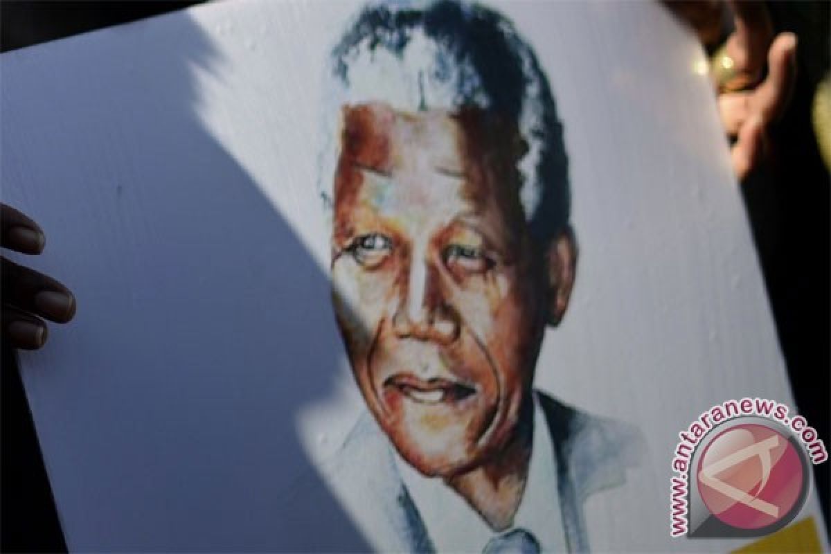 Prancis kibarkan bendera setengah tiang untuk Mandela