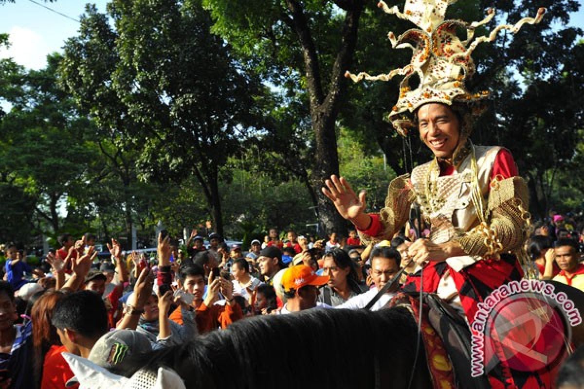 Jokowi naik kuda pimpin iring-iringan Jakarnaval 2013