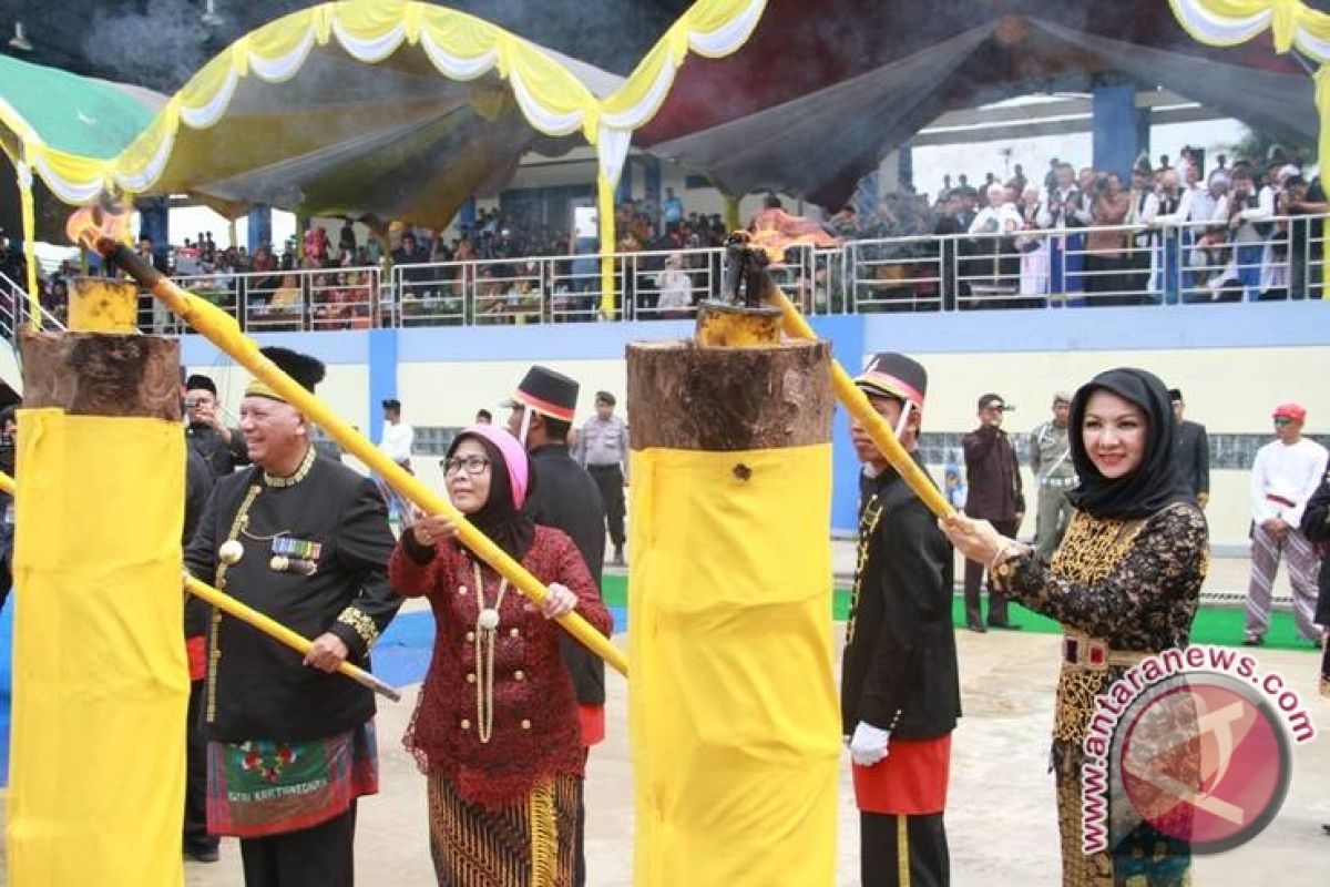 Esti Reko   Buka Pesta Budaya  Erau 2013