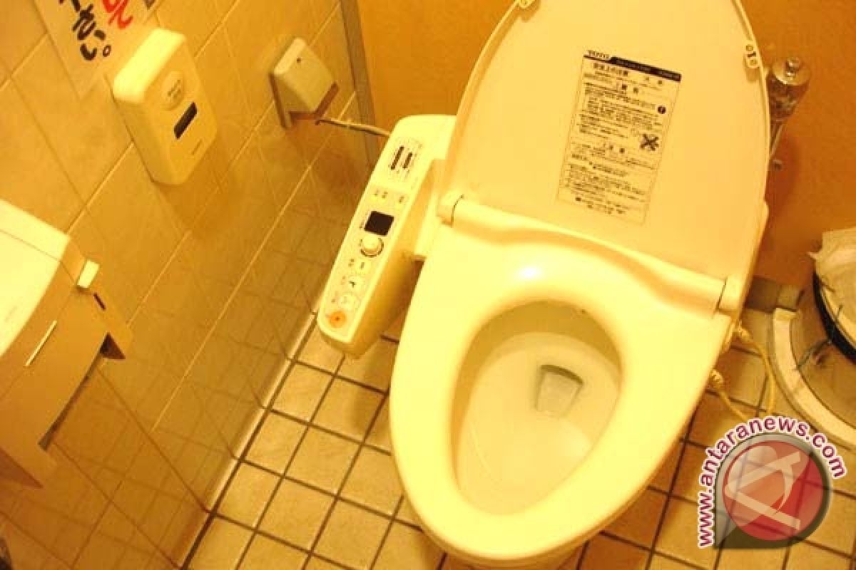 Ingat! Ini Alasannya Jangan Bawa Smartphone ke Toilet