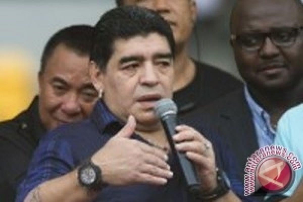 Maradona Latih Ratusan Anak Di Surabaya