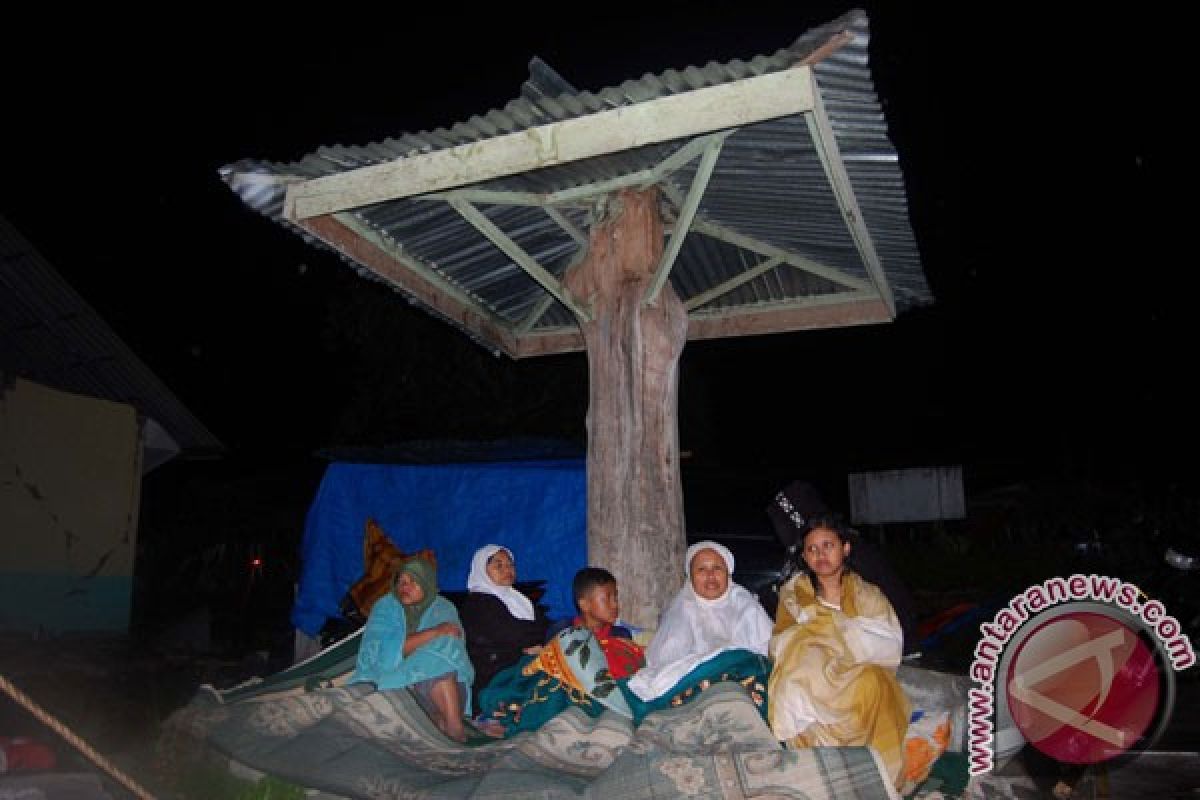 Quake victims in Aceh fail to get clean water