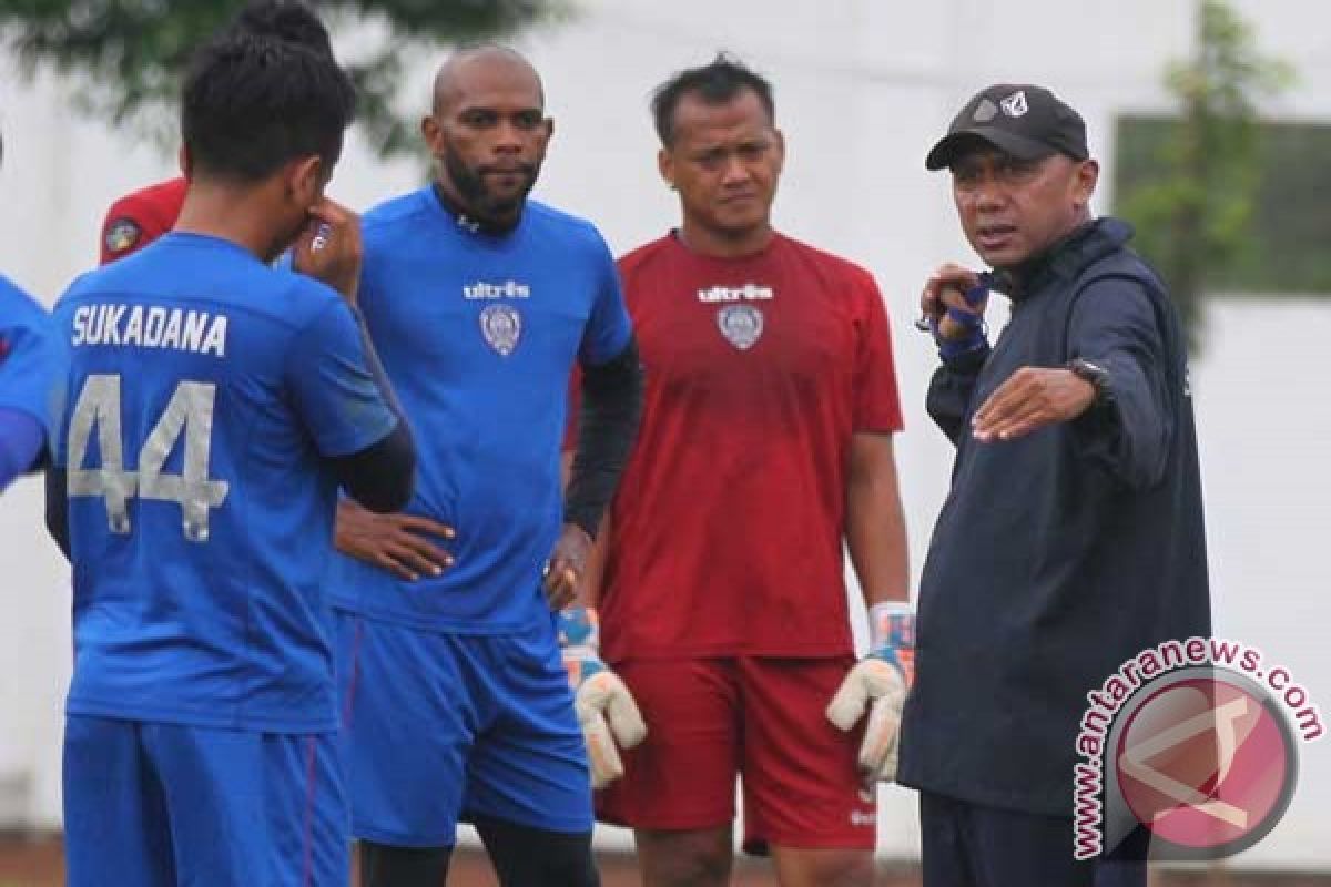 Pelatih Arema: jangan nyalakan kembang api