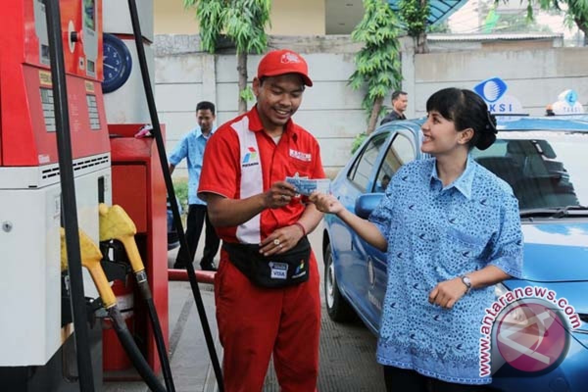 Harga bbm jenis premium dan solar turun Rp500