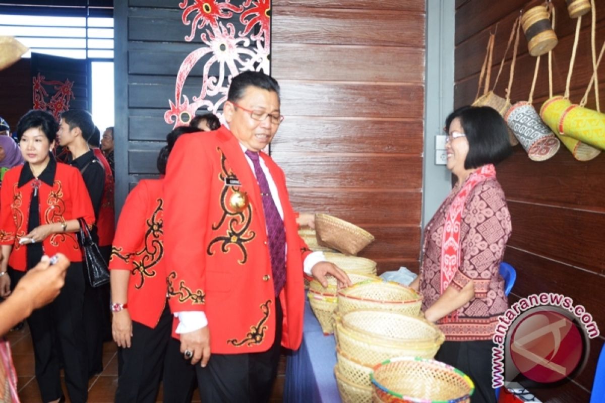 Gubernur Kalbar Puji Kreativitas Masyarakat Dayak Sekadau