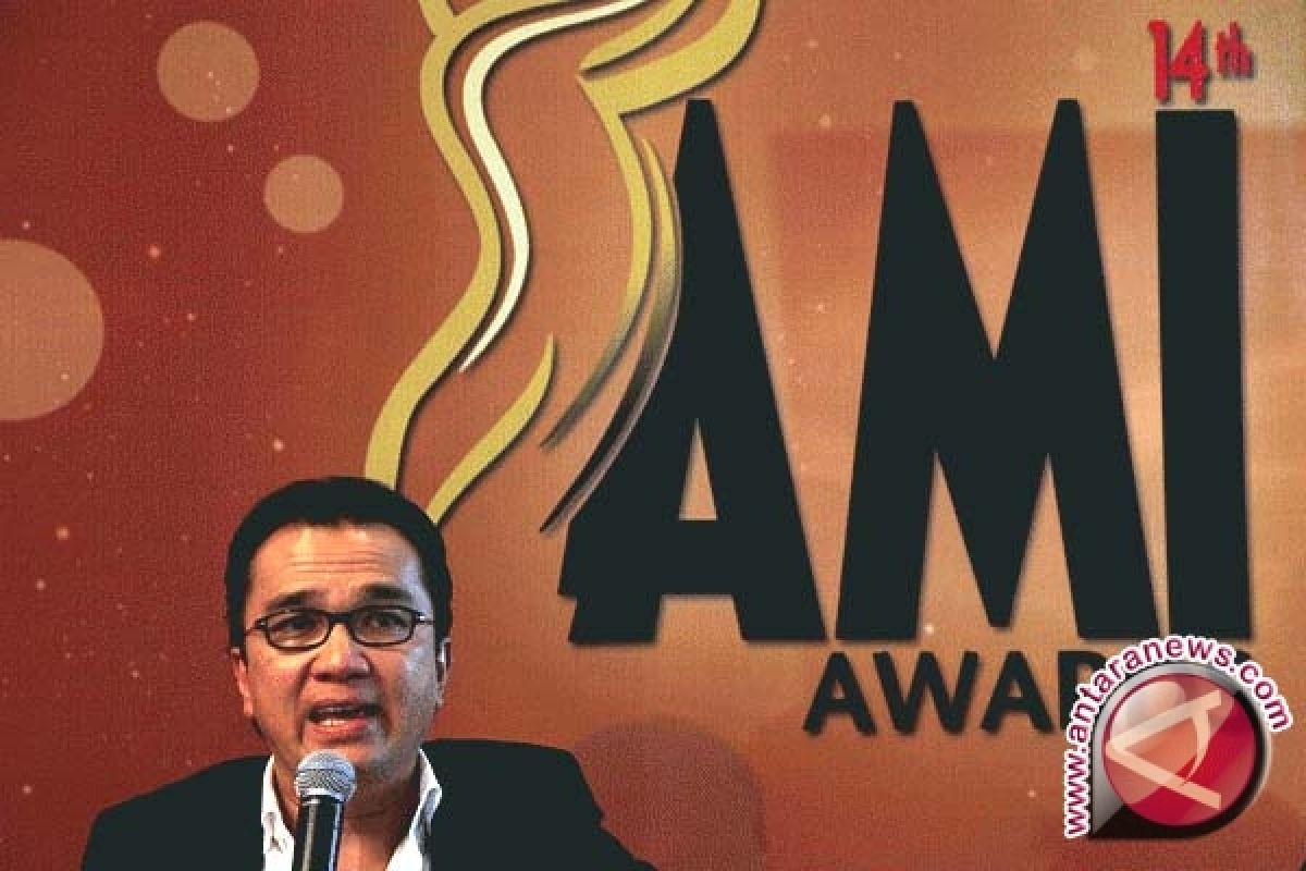  Cakra Khan Boyong Piala AMI Awards 2013 Pertama