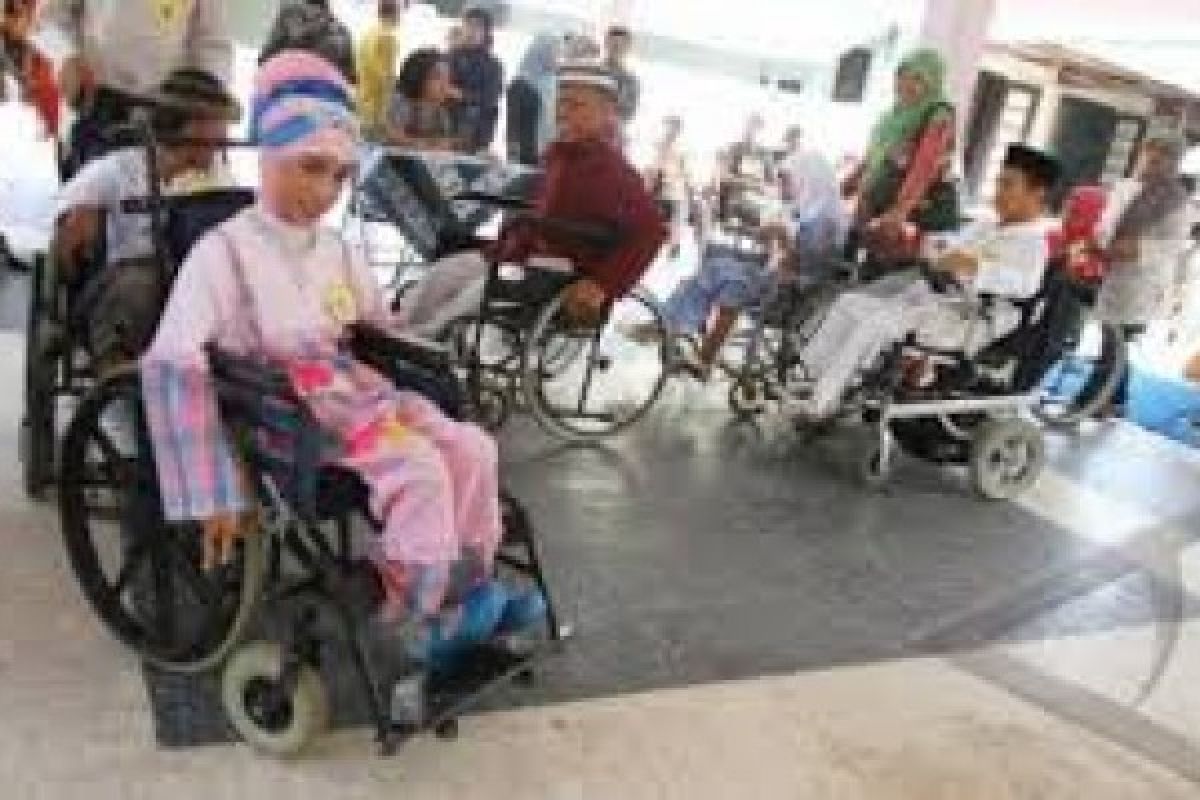 Pemkot Serahkan Bantuan Kursi Roda Penyandang Disabilitas