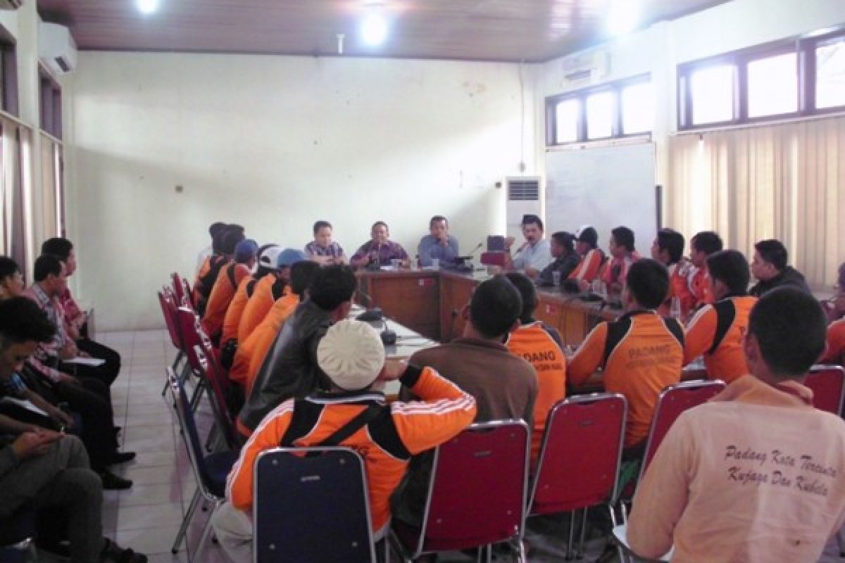 Pasukan Kuning Tuntut Kenaikan Gaji ke DPRD Padang