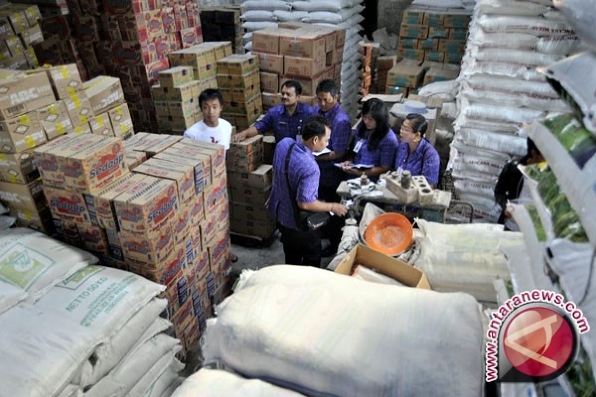 Disperindagkop Himbau Pedagang Tidak Menimbun Sembako 