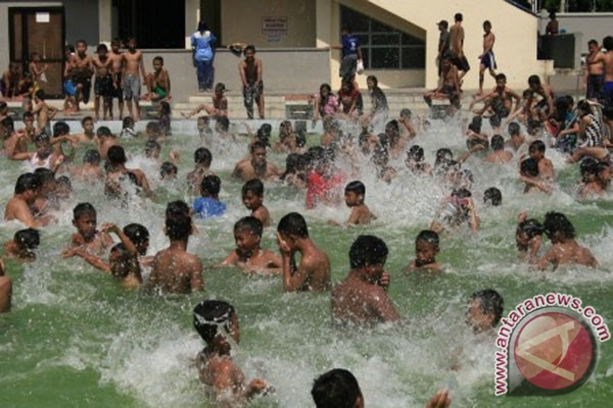 Kolam renang Bandung Selatan diserbu pengunjung