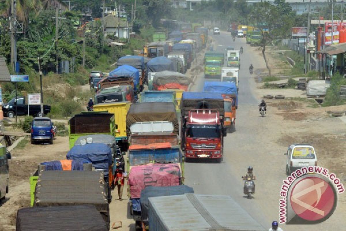 Jalinsum Waykanan dipadati kendaraan pemudik arah Palembang