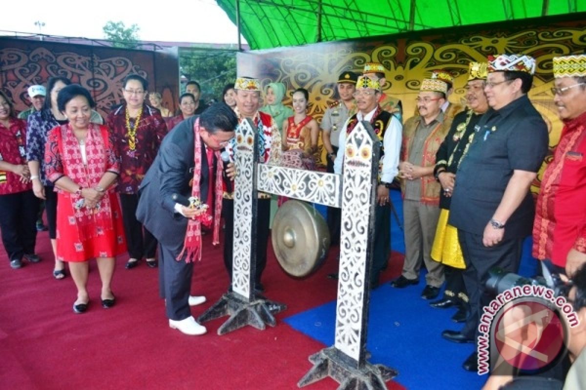 Gubernur Cornelis Buka Gawai Dayak V Sekadau